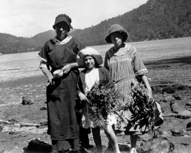 Elizabeth (Rogers) Lewis, Frances Richardson, Thelma Lewis c1919